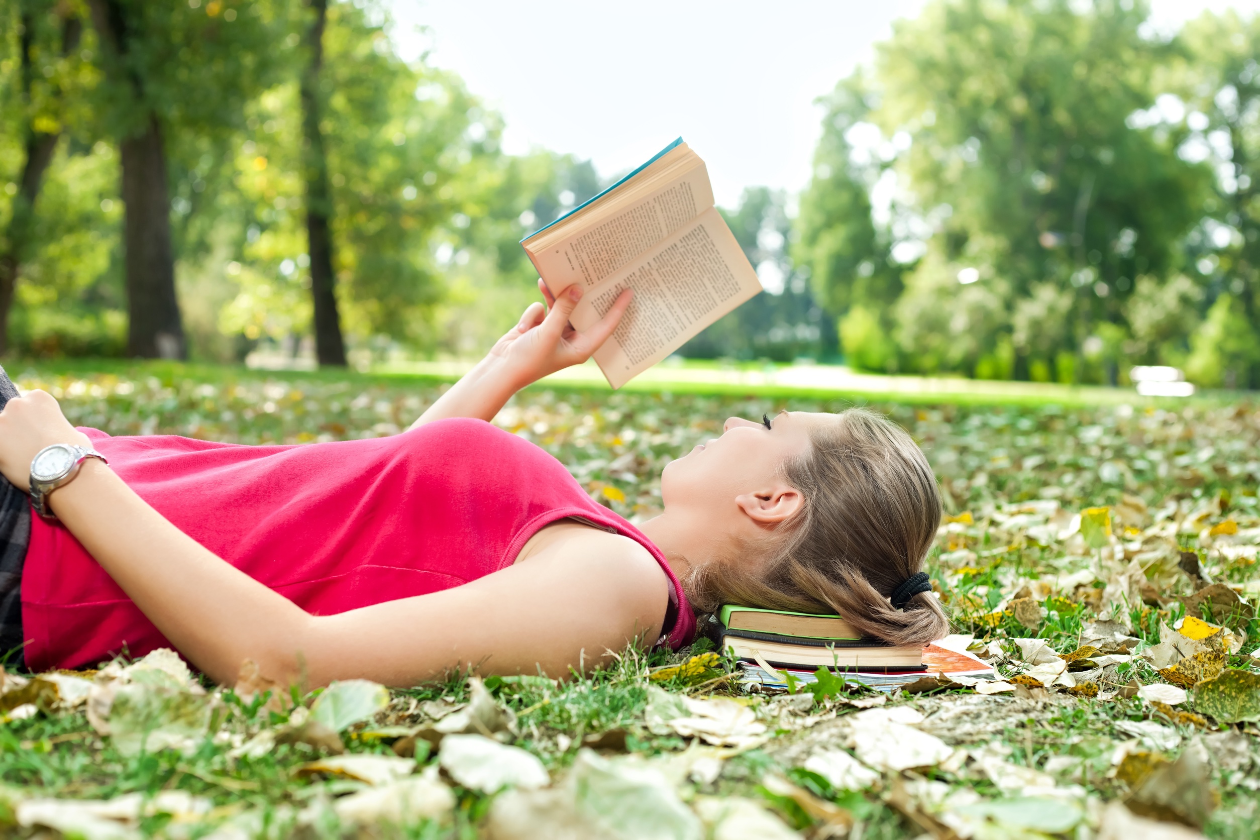 Что почитать весной. Релакс женщина с книгой. Релакс чтение. Книга лежит. Книга природа.