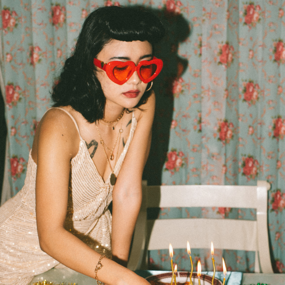 estp woman hosting party